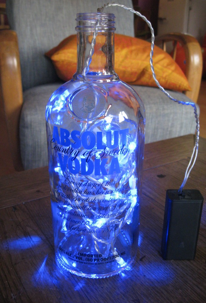 wodkaflasche mit lichterkette